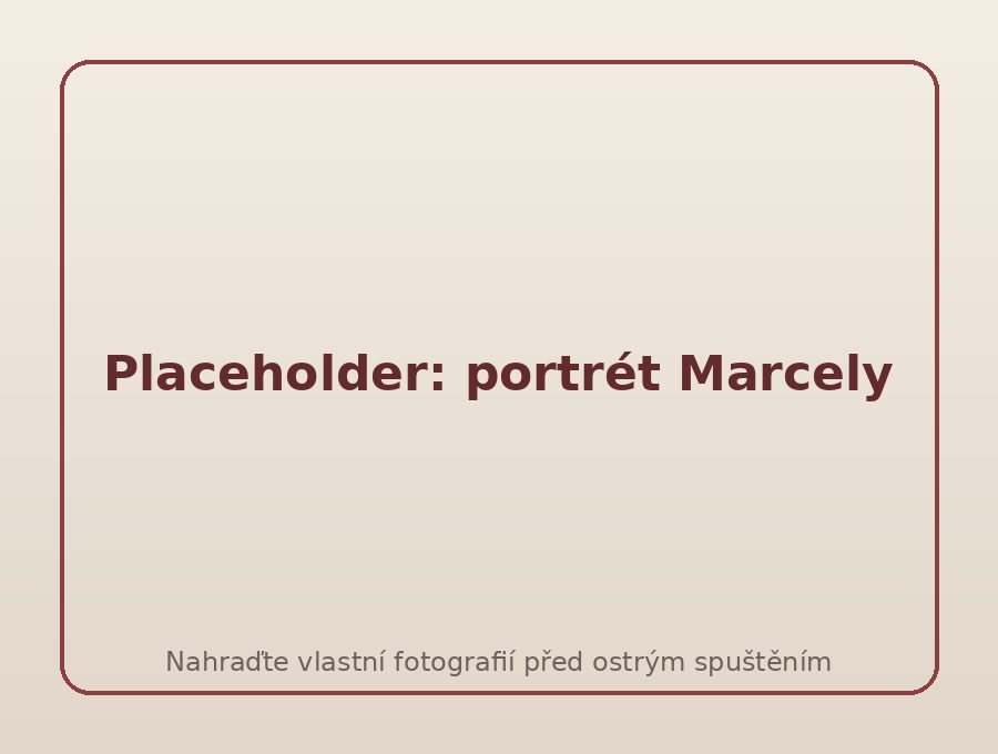 Placeholder fotografie: portrét Marcely Jandové v hudební učebně