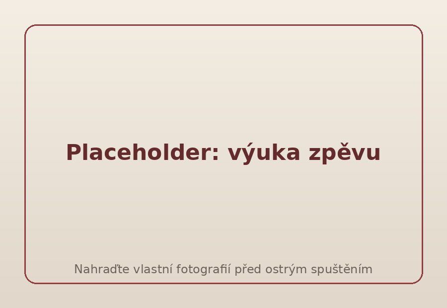 Placeholder fotografie: Marcela Jandová při výuce zpěvu u mikrofonu